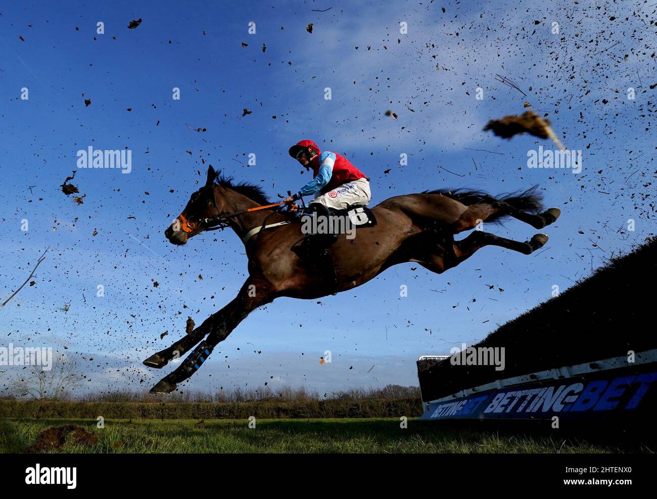 Old Harry Rocks wird von Jockey Lorcan Williams in Aktion geritten, während sie in der R.A.B.I / Joan Collison Memorial Handicap Chase auf der Plumpton Racecourse antreten. Bilddatum: Montag, 28. Februar 2022. Stockfoto