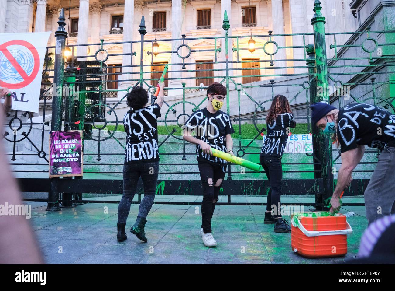 Buenos Aires, Argentinien; 24. September 2021: Global Climate Strike, Aktivisten von XR, Extinction Rebellion, werfen beim Nationalkongress grüne Farbe als ein Stockfoto