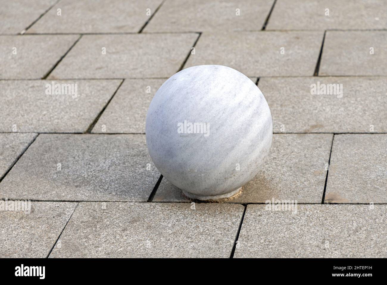 Großer Marmorstein auf Straßenpflaster Fliesen Stockfoto