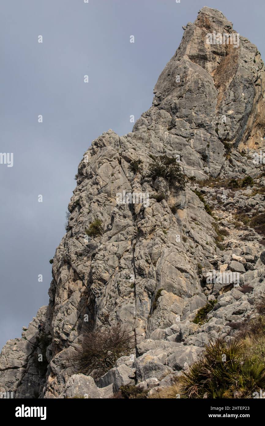 Die Kalksteinfelsen in der Nähe von Ventas de Zafarraya sind bei Spaziergängern und Kletterern beliebt. Stockfoto