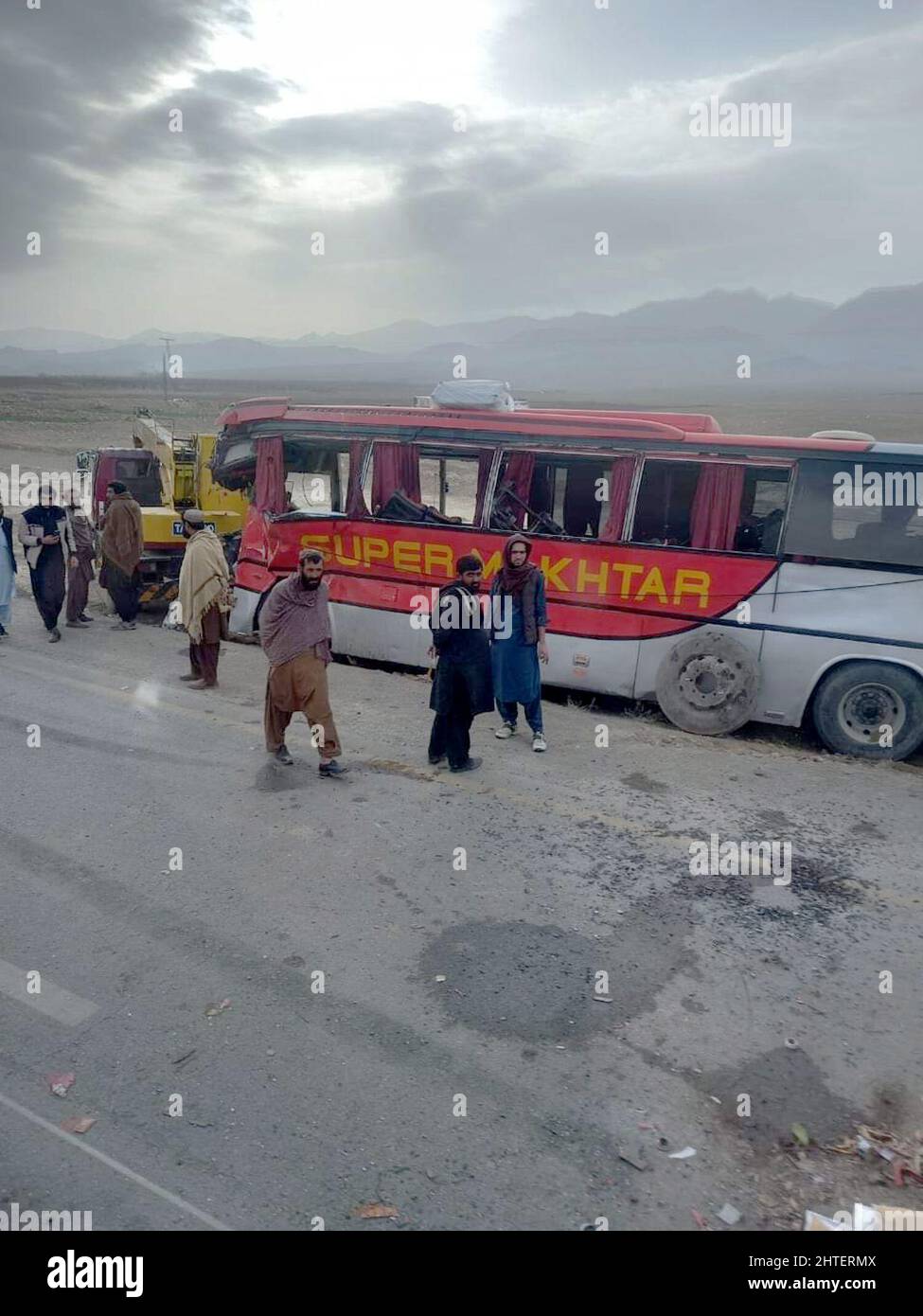 Pishin. 28.. Februar 2022. Das mit dem Mobiltelefon aufgenommene Foto zeigt einen beschädigten Bus an einer Unfallstelle im südwestpakistanischen Pishin am 28. Februar 2022. Bei zwei Verkehrsunfällen in Pakistan wurden in den letzten 24 Stunden mindestens fünf Menschen getötet und 28 weitere verletzt, berichteten lokale Medien am Montagmorgen. Quelle: Str/Xinhua/Alamy Live News Stockfoto