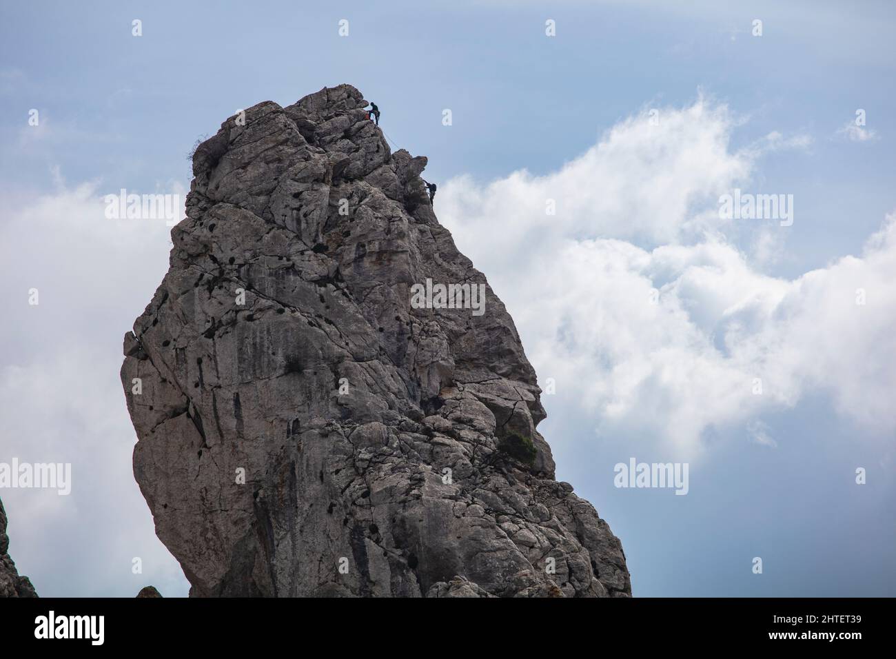 Die Kalksteinfelsen in der Nähe von Ventas de Zafarraya sind bei Spaziergängern und Kletterern beliebt. Stockfoto
