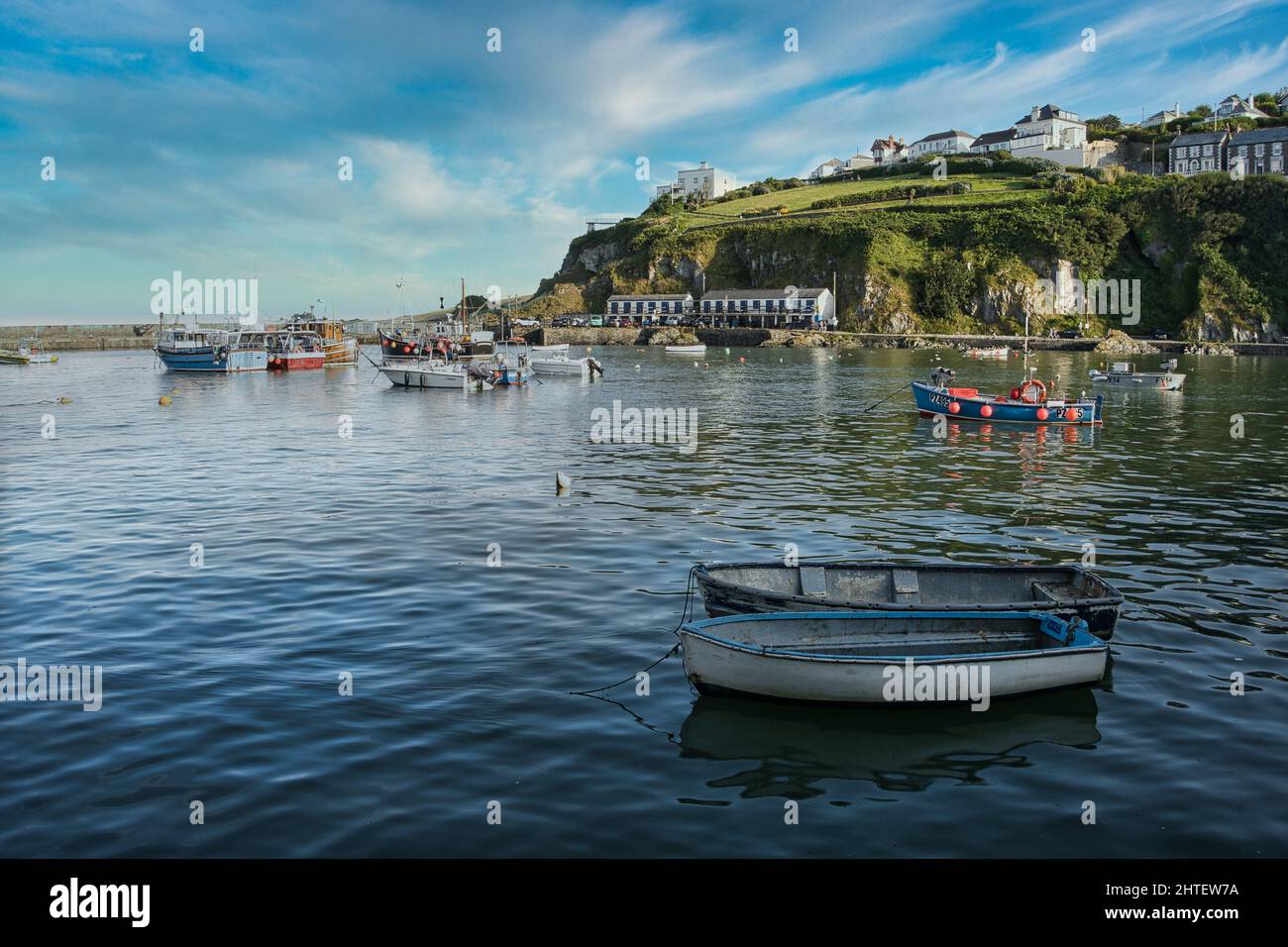 Eine schöne Aussicht auf Boote in einem See unter einem bewölkten Himmel Stockfoto