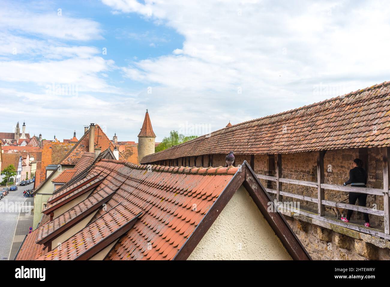 Eine Aufnahme von traditionellen Dächern von Gebäuden in einer Stadt aus einem hohen Winkel Stockfoto