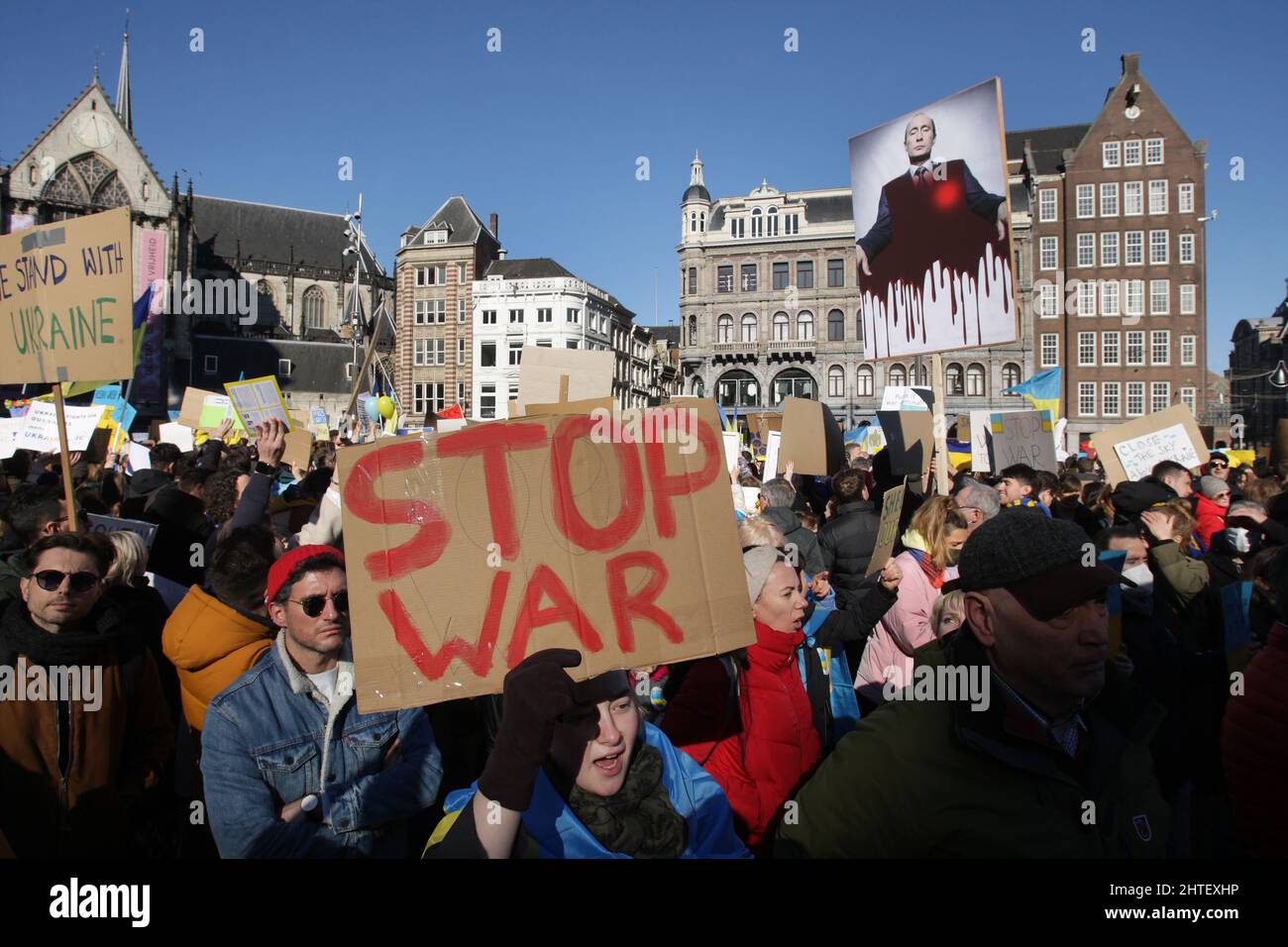 Tausende Demonstranten protestieren am 27. Februar 2022 auf dem Dam-Platz in Amsterdam, Niederlande, gegen die russische Militärinvasion in die Ukraine. Stockfoto