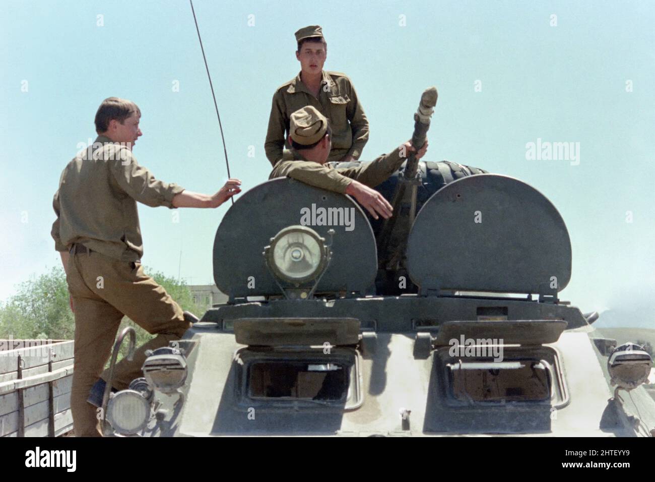 KABUL, AFGHANISTAN. 27.. April 1988. Sowjetische Soldaten stehen am 27. April 1988 in Kabul, Afghanistan, auf Einem BTR-80 vor einem Wohngebiet für sowjetische Bürger im Bezirk Mircrorayon unter Bewachung. Das sowjetische Militär wird am 15.. Mai mit dem Rückzug aus Afghanistan beginnen. Stockfoto