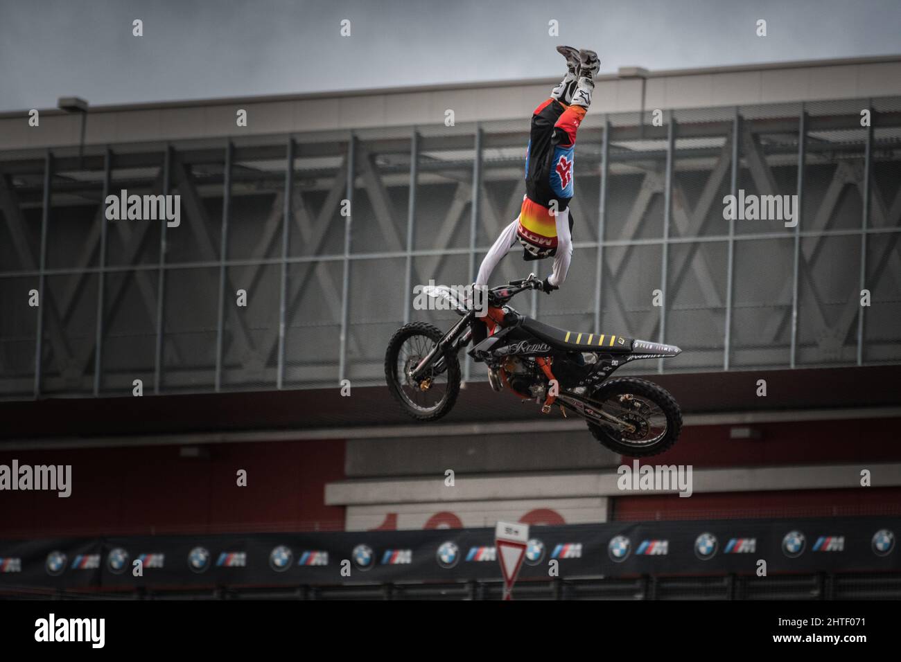 Rücksichtslose Piloten führen während der EICMA in Mailand akrobatische Tricks in der Luft durch Stockfoto