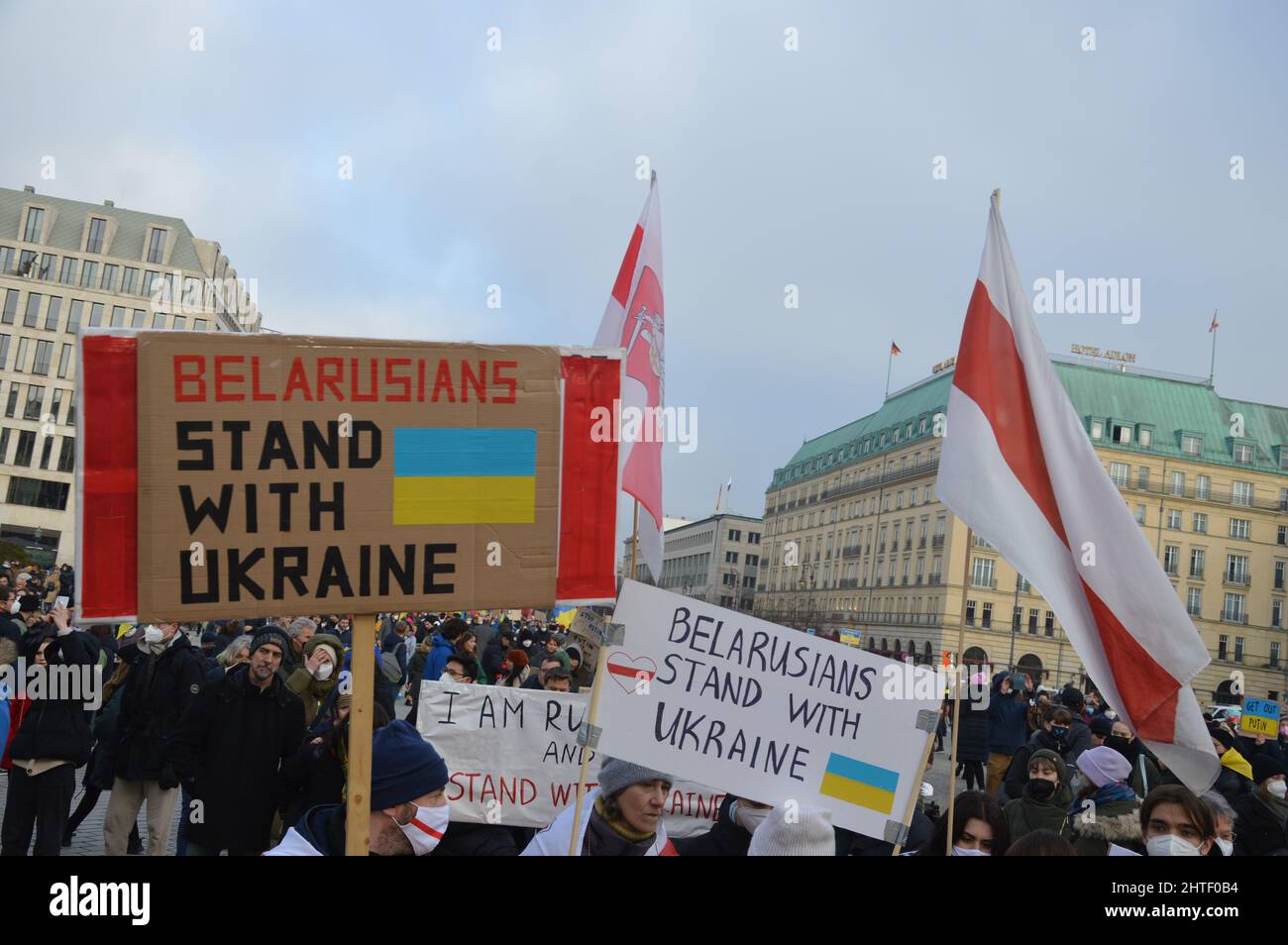 Mehr als 100,000 nahmen´s Berlin, Deutschland, an der Demonstration gegen Putins und Russlands Invasion der Ukraine - 27. Februar 2022 Teil. Stockfoto