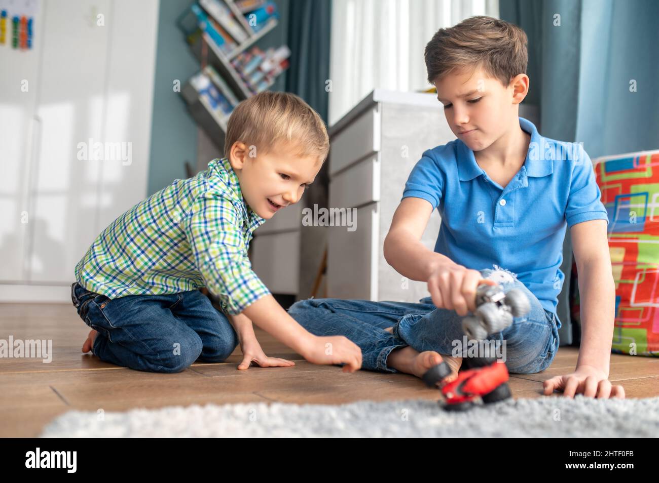 Fokussierter älterer Bruder, der seinen jüngeren Bruder unterhält Stockfoto