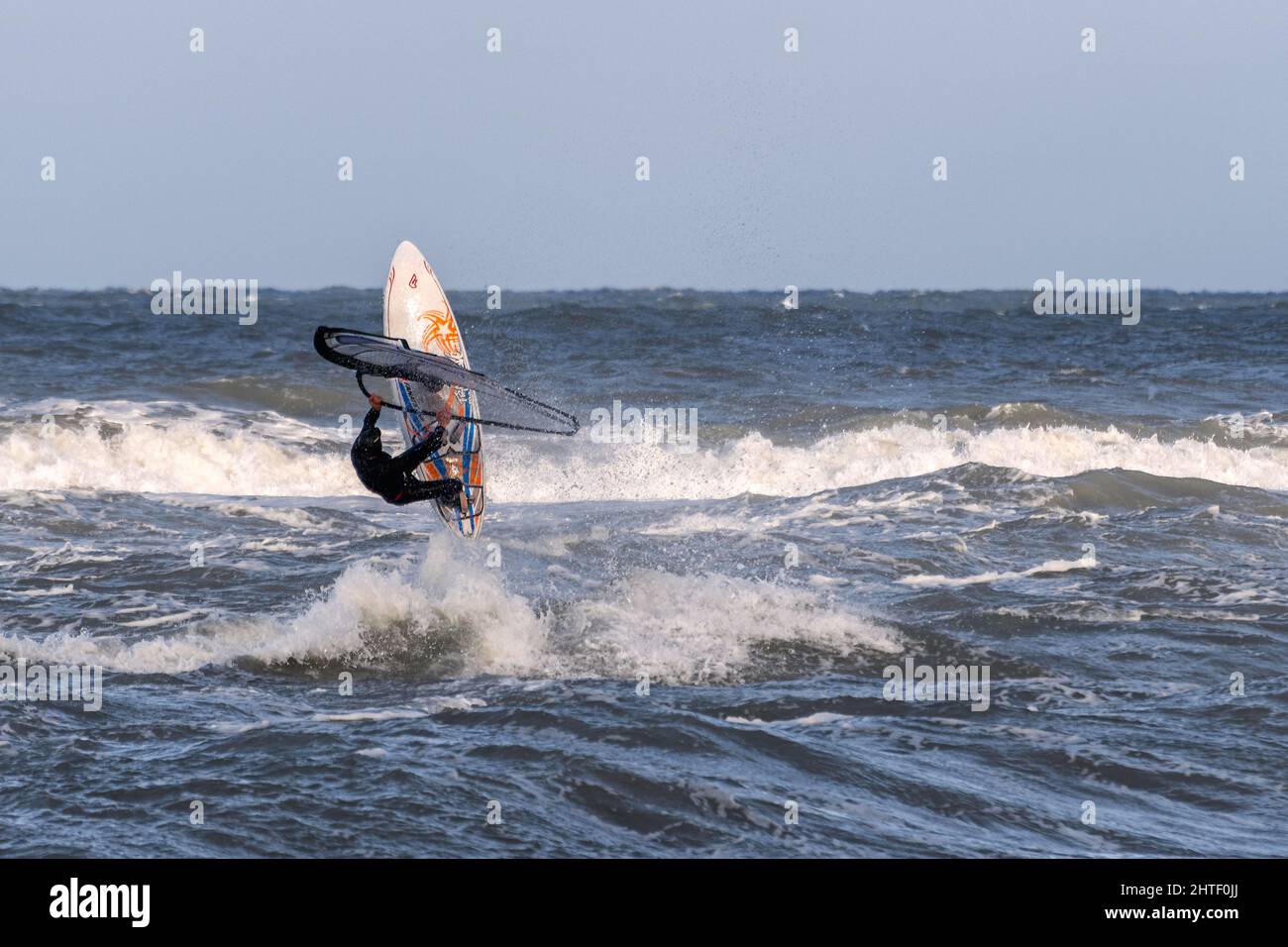 Surfer fordert die Wellen der stürmischen Adria in der Nähe von Pesaro, Italien Stockfoto