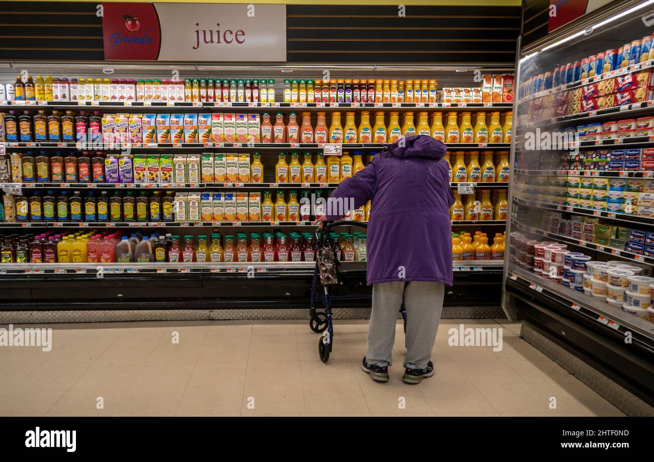 Ein älterer Bürger kauft am Dienstag, den 22. Februar 2022, in einem Supermarkt in New York ein. Die US-Amerikaner stoßen auf die höchste Inflationsrate seit 40 Jahren, da die Verbraucherausgaben im vergangenen Monat sanken, die höchste seit Februar 2021. (© Richard B. Levine) Stockfoto