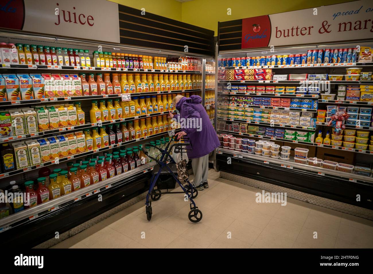 Ein älterer Bürger kauft am Dienstag, den 22. Februar 2022, in einem Supermarkt in New York ein. Die US-Amerikaner stoßen auf die höchste Inflationsrate seit 40 Jahren, da die Verbraucherausgaben im vergangenen Monat sanken, die höchste seit Februar 2021. (© Richard B. Levine) Stockfoto