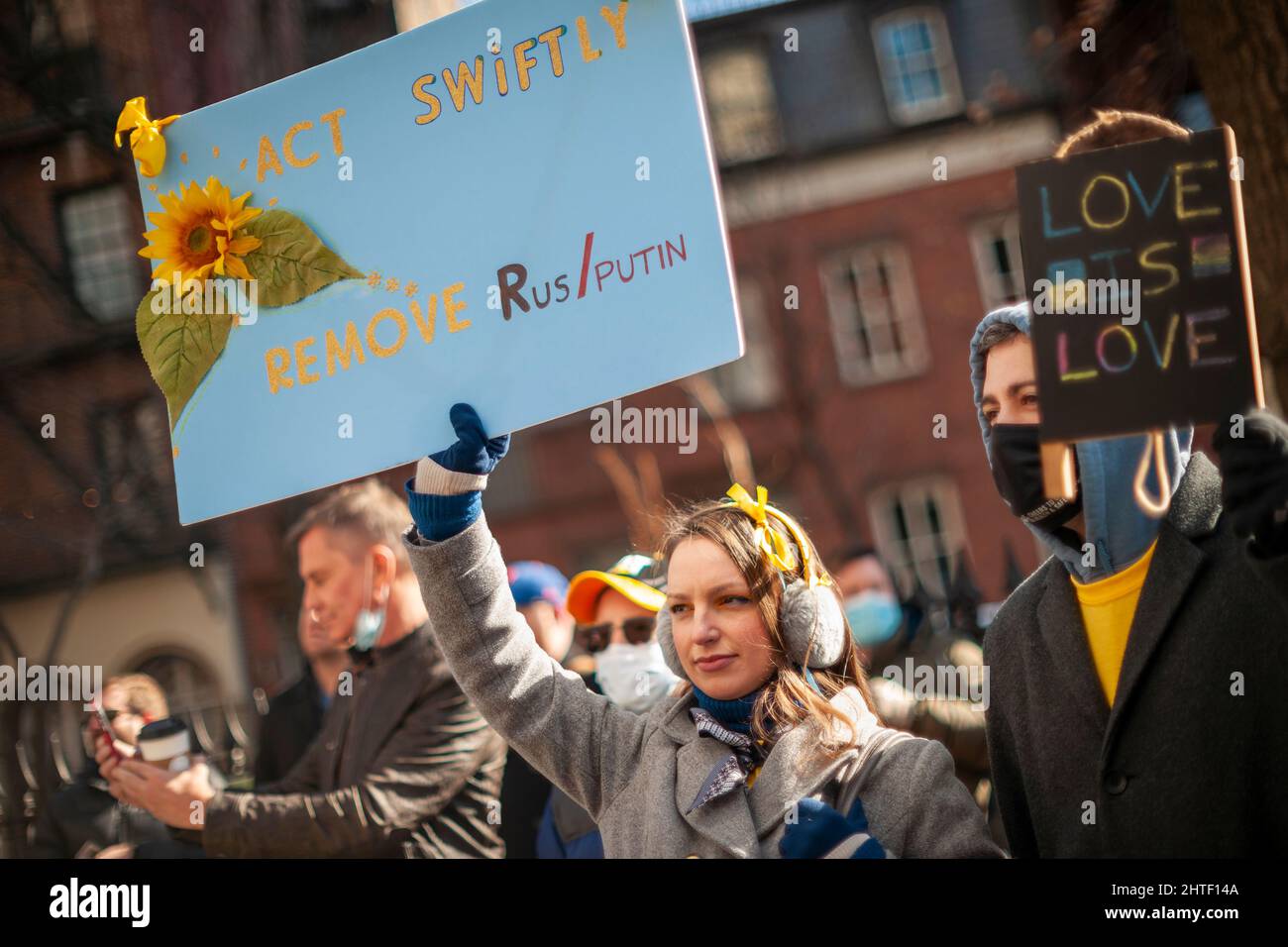 Mitglieder der LGBTQ+-Gemeinschaft, ihre Unterstützer und Ukrainisch-Amerikaner protestieren gegen die russische Invasion und zeigen am Samstag, 26. Februar 2022, Unterstützung für die Bürger der Ukraine vor dem Stonewall Inn in Greenwich Village in New York. (© Richard B. Levine) Stockfoto