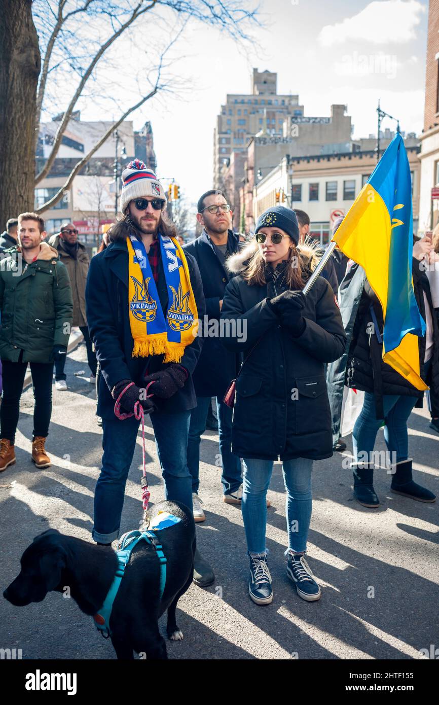 Mitglieder der LGBTQ+-Gemeinschaft, ihre Unterstützer und Ukrainisch-Amerikaner protestieren gegen die russische Invasion und zeigen am Samstag, 26. Februar 2022, Unterstützung für die Bürger der Ukraine vor dem Stonewall Inn in Greenwich Village in New York. (© Richard B. Levine) Stockfoto