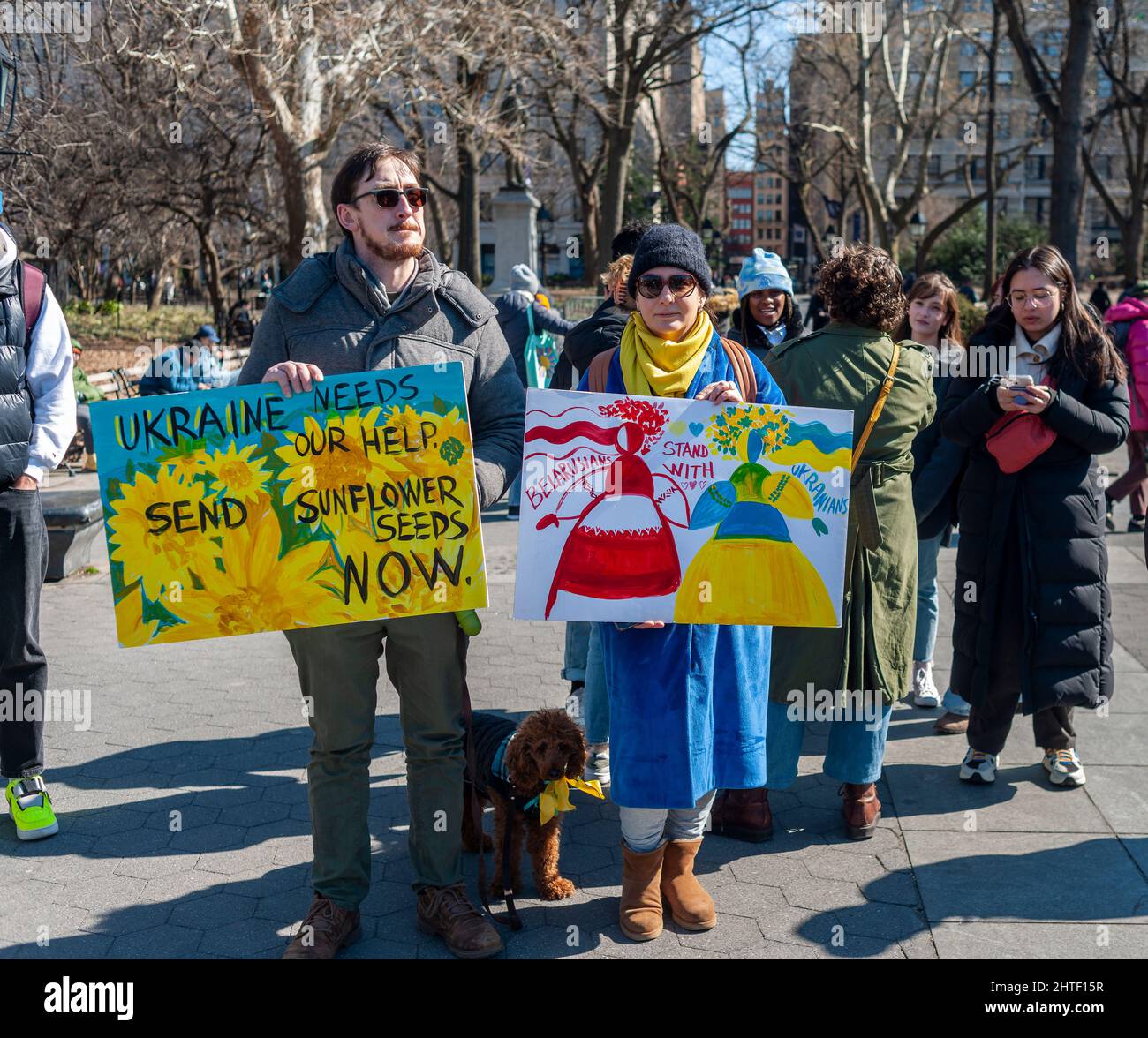 Ukrainisch-Amerikaner und ihre Anhänger protestieren am Sonntag, den 27. Februar 2022, im Washington Square Park in New York gegen die russische Invasion und zeigen Unterstützung für die Bürger der Ukraine. (© Richard B. Levine) Stockfoto