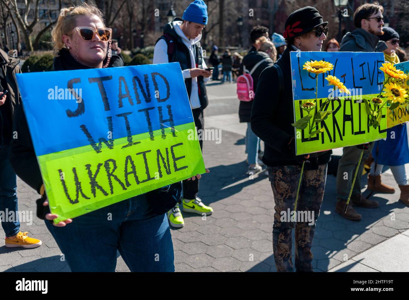 Ukrainisch-Amerikaner und ihre Anhänger protestieren am Sonntag, den 27. Februar 2022, im Washington Square Park in New York gegen die russische Invasion und zeigen Unterstützung für die Bürger der Ukraine. (© Richard B. Levine) Stockfoto