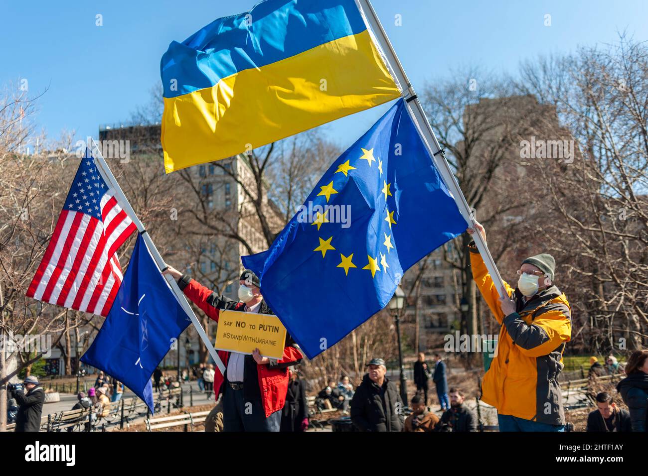 Ukrainisch-Amerikaner und ihre Anhänger protestieren am Sonntag, den 27. Februar 2022, im Washington Square Park in New York gegen die russische Invasion und zeigen Unterstützung für die Bürger der Ukraine. (© Richard B. Levine) Stockfoto