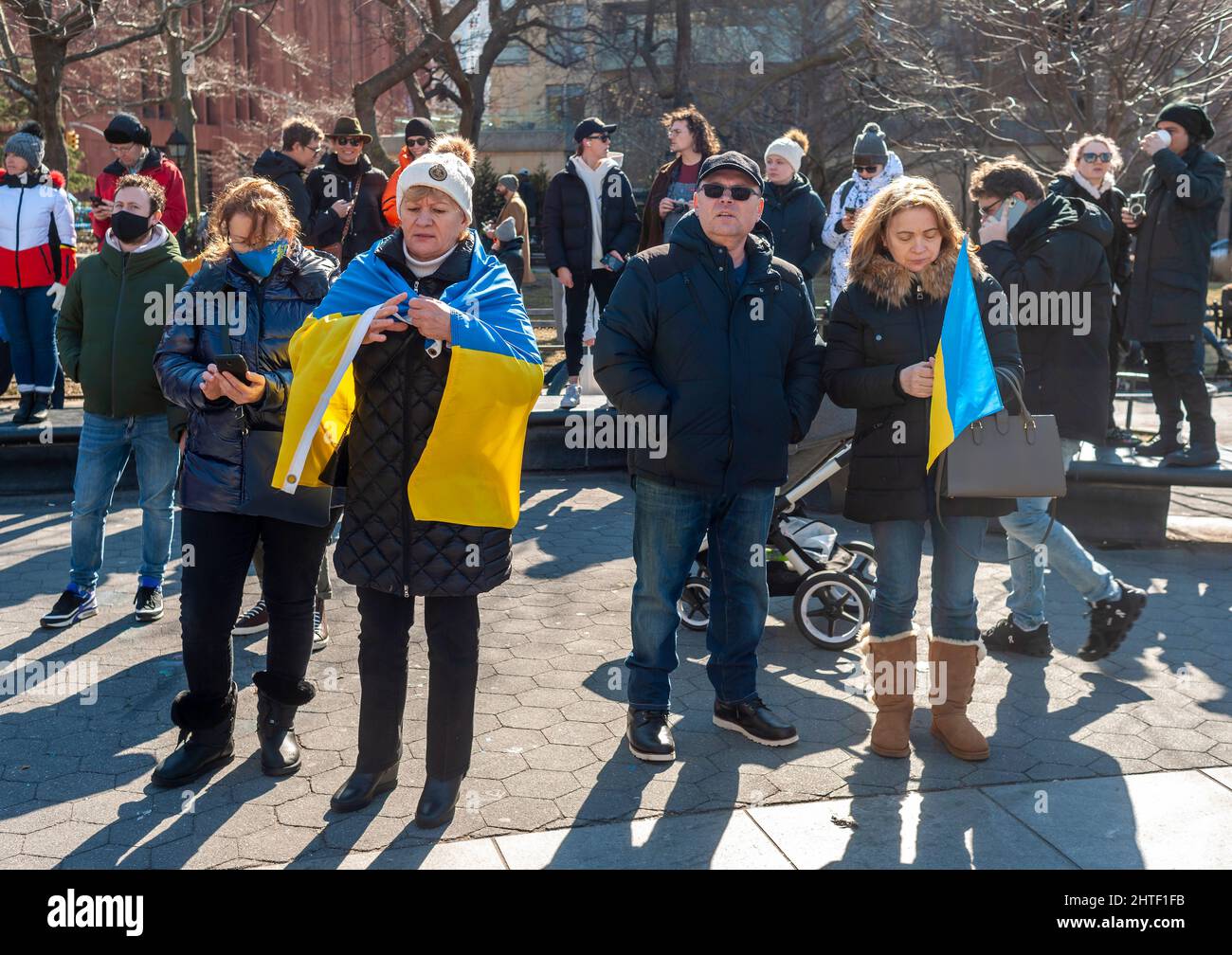 Ukrainisch-Amerikaner und ihre Anhänger protestieren am Sonntag, den 27. Februar 2022, im Washington Square Park in New York gegen die russische Invasion und zeigen Unterstützung für die Bürger der Ukraine. (© Richard B. Levine) Stockfoto