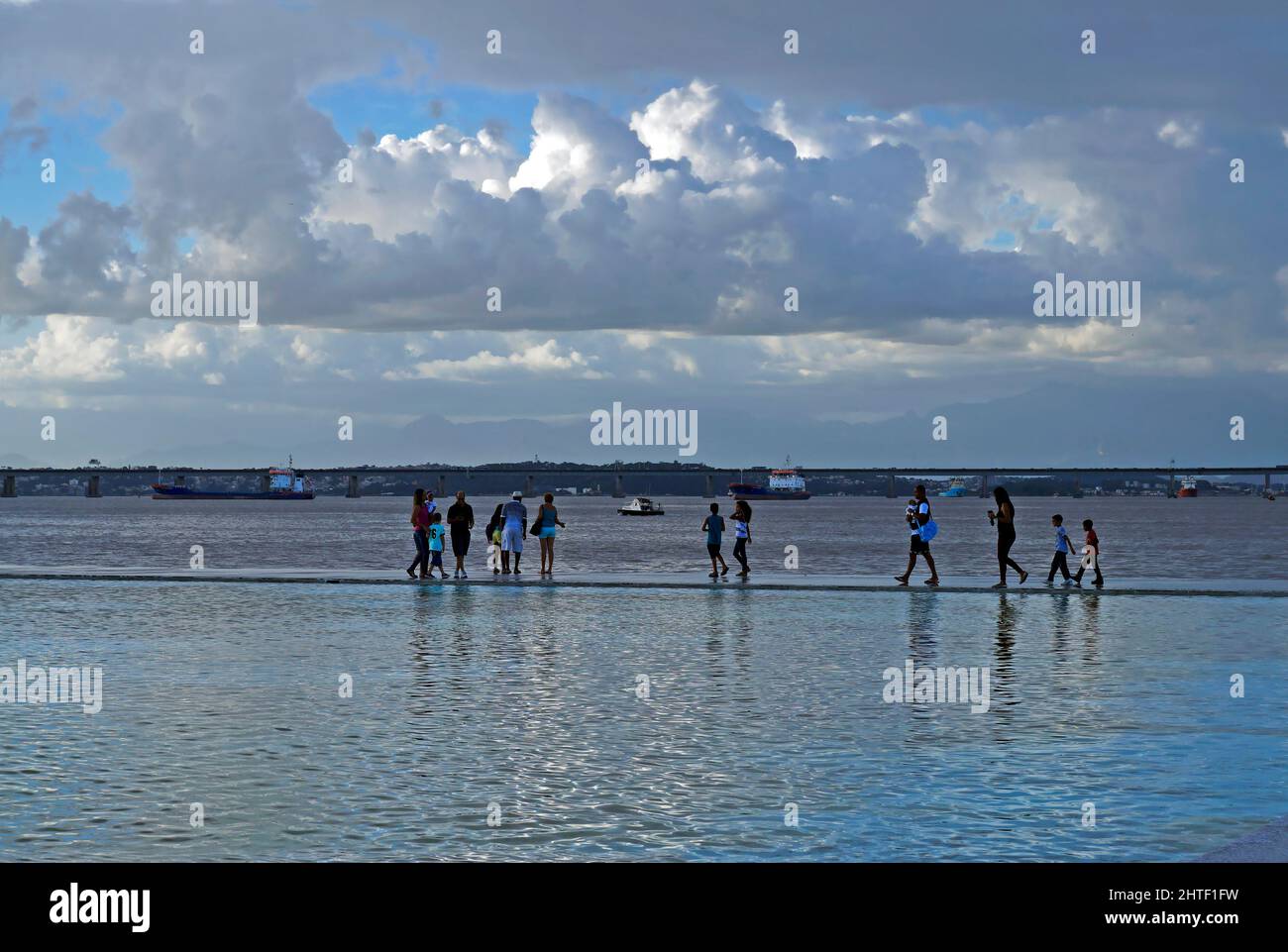Menschen, die am künstlichen Seeufer, Rio de Janeiro, spazieren Stockfoto