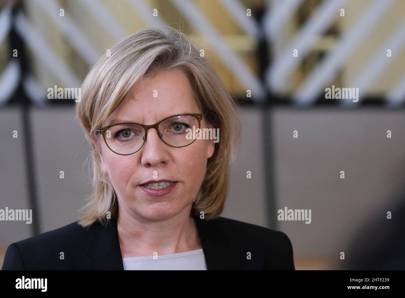 Brüssel, Belgien. 28.. Februar 2022. Ministerin Leonore Gebessler kommt zu einem Notfalltreffen, um die Energiesituation in Europa während der russischen Invasion der Ukraine in Brüssel, Belgien, am 28. Februar 2022 zu diskutieren. Kredit: ALEXANDROS MICHAILIDIS/Alamy Live Nachrichten Stockfoto