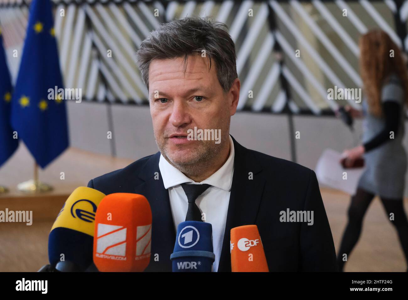 Brüssel, Belgien. 28.. Februar 2022. Minister Robert Habeck kommt zu einer Dringlichkeitssitzung, um die Energiesituation in Europa während der russischen Invasion der Ukraine in Brüssel, Belgien, am 28. Februar 2022 zu diskutieren. Kredit: ALEXANDROS MICHAILIDIS/Alamy Live Nachrichten Stockfoto
