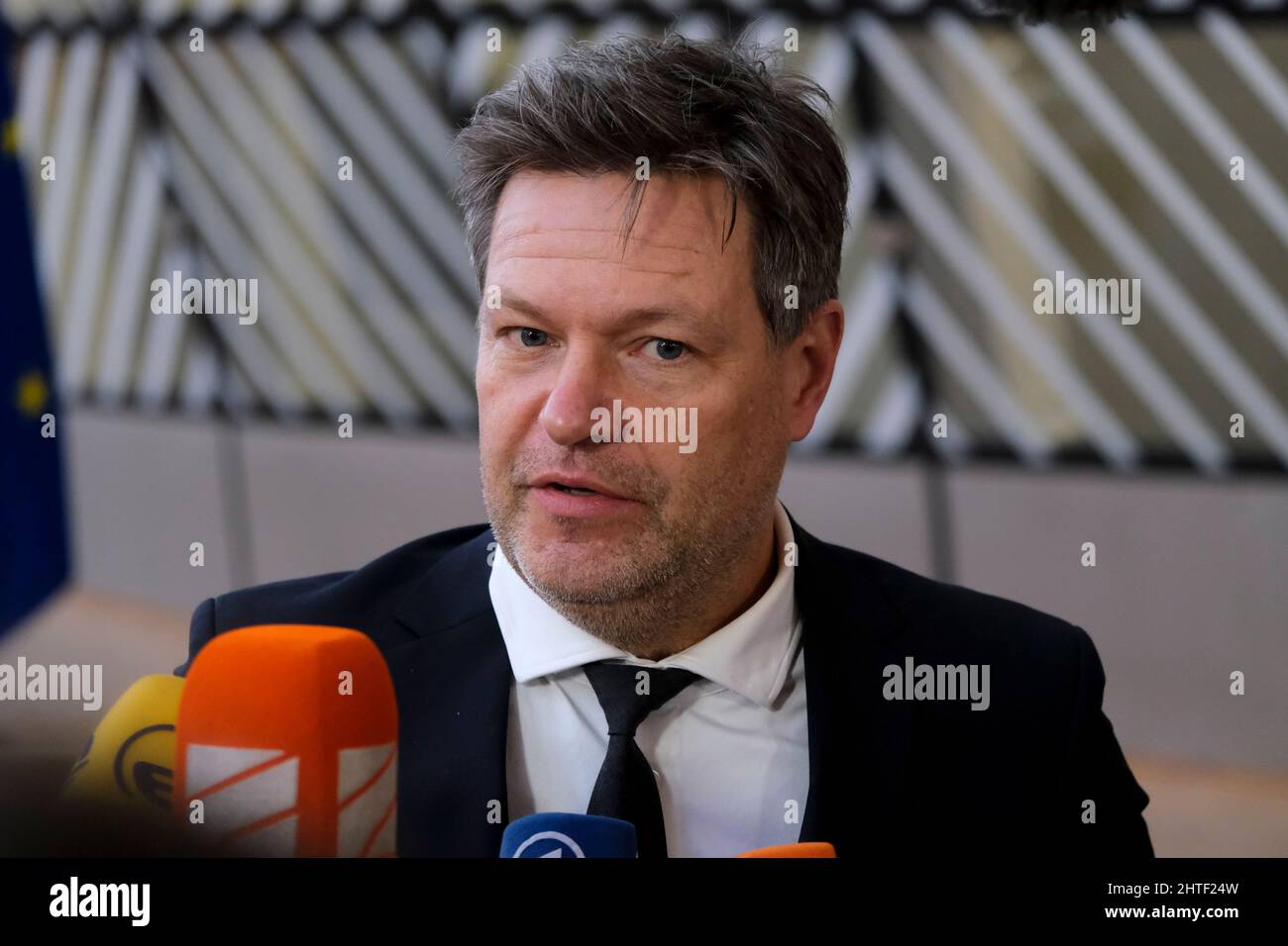 Brüssel, Belgien. 28.. Februar 2022. Minister Robert Habeck kommt zu einer Dringlichkeitssitzung, um die Energiesituation in Europa während der russischen Invasion der Ukraine in Brüssel, Belgien, am 28. Februar 2022 zu diskutieren. Kredit: ALEXANDROS MICHAILIDIS/Alamy Live Nachrichten Stockfoto