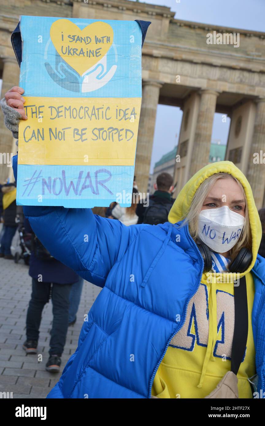 Mehr als 100,000 nahmen´s Berlin, Deutschland, an der Demonstration gegen Putins und Russlands Invasion der Ukraine - 27. Februar 2022 Teil. Stockfoto