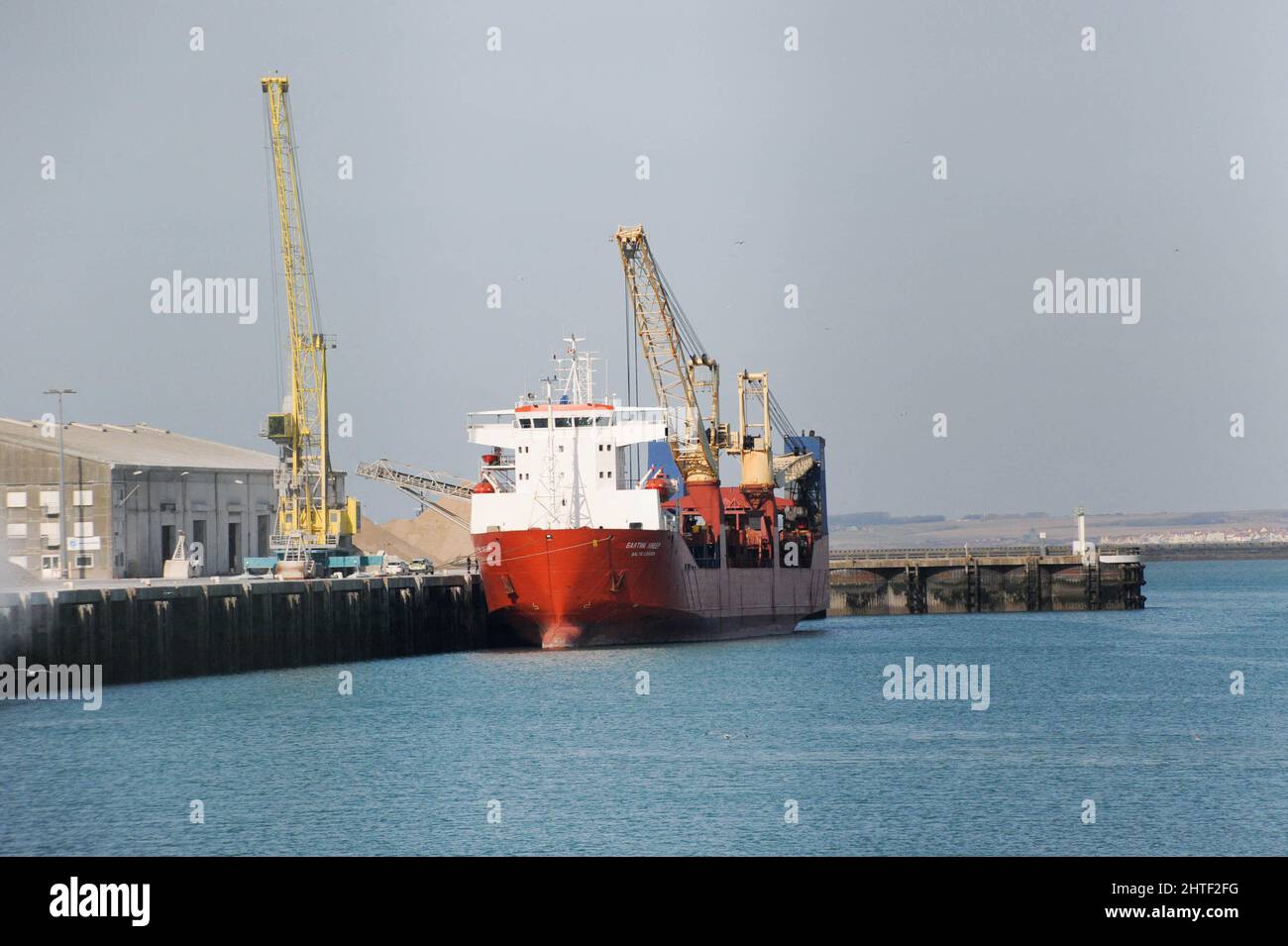 Das russische Frachtschiff Baltic Leader, das im Ärmelkanal festgehalten wird, wird am 26. Februar 2022 im Hafen von Boulogne-sur-Mer, Frankreich, vertäut. Frankreich hat ein unter russischer Flagge fahrtes Frachtschiff abgefangen und beschlagnahmt, das verdächtigt wird, die wegen der Invasion in der Ukraine verhängten Sanktionen zu verletzen. Das Schiff steutete mit einer Ladung neuer Autos von der nordwestlichen französischen Stadt Rouen nach St. Petersburg in Russland. Es findet im Kanalhafen von Boulogne statt. Russische staatliche Medien sagen, dass das Schiff sich im Besitz einer Tochtergesellschaft einer Bank befindet, die vor kurzem gegen die EU und die USA verhängt wurde. Foto von Christophe Forestier/ABACAPRESS Stockfoto