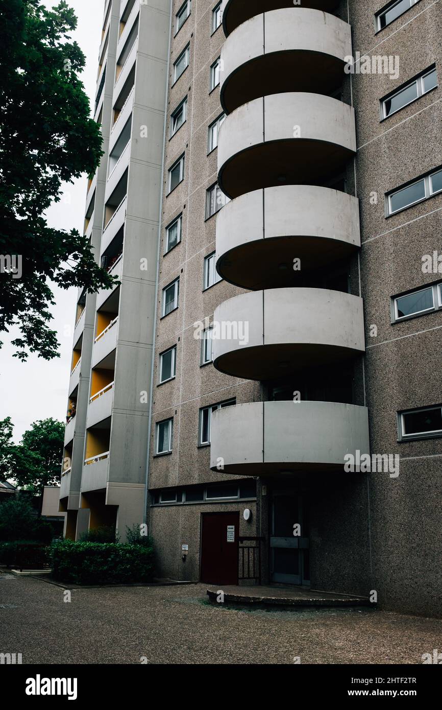 Eine vertikale Aufnahme eines hohen Wohnblocks Stockfoto