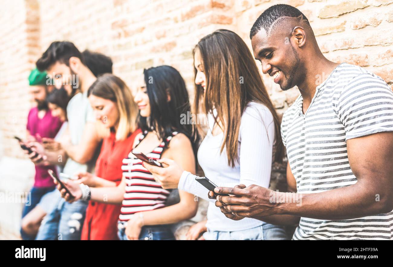 Multirassische Freunde Gruppe mit Smartphone an der Universität College-Pause - Millennial Menschen süchtig nach mobilen Smartphones - Technologie-Konzept mit al Stockfoto
