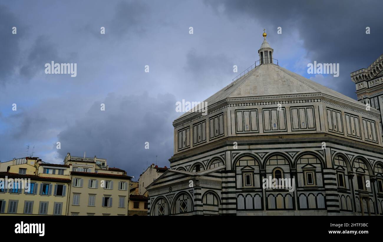 florentiner Baptisterhaus am grau bewölkten Tag in Florenz Stockfoto