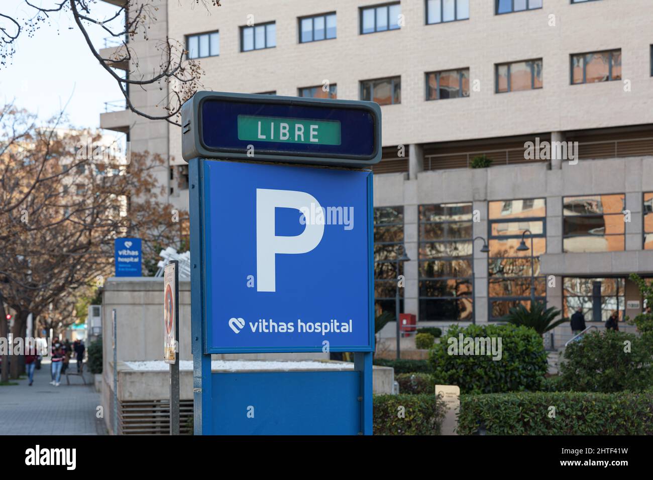 VALENCIA, SPANIEN - 28. FEBRUAR 2022: Vithas ist eine der größten privaten Krankenhausgruppen in Spanien Stockfoto