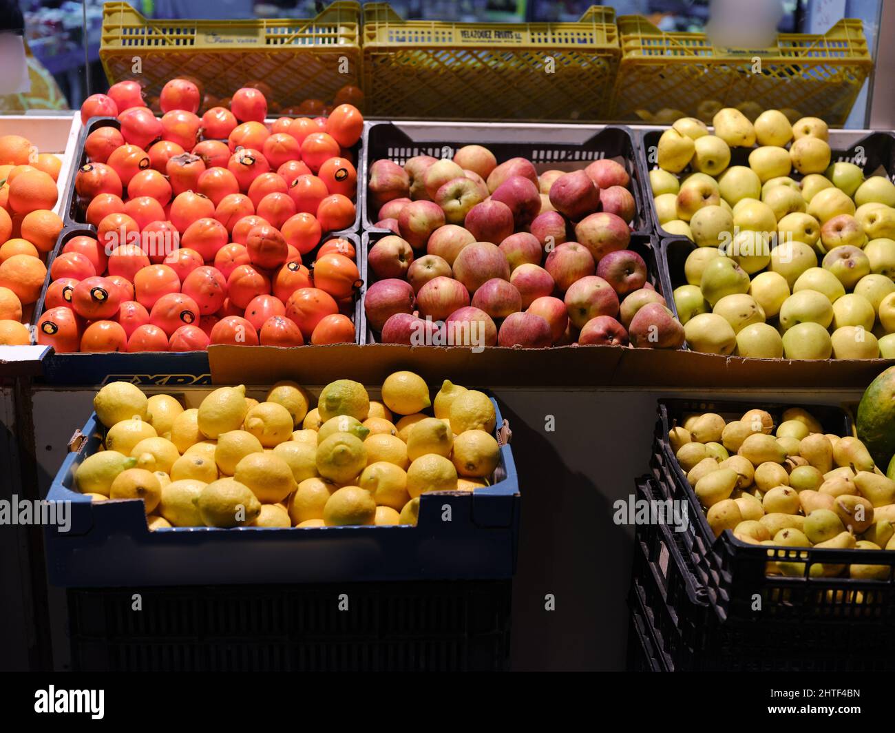 Plastikkisten mit verschiedenen Früchten an einem Marktstand Stockfoto