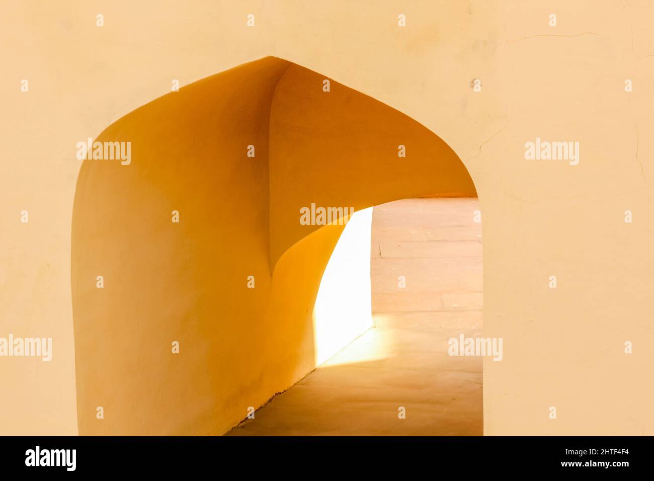 Abstrakte kurvige Bögen und Geometrie des ancien Jantar Mantar, Stockfoto