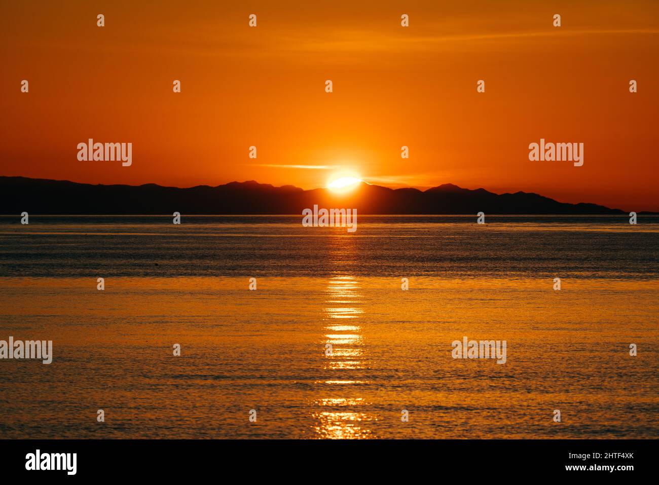 Fernansicht des Sonnenuntergangs über den Olympischen Bergen Stockfoto