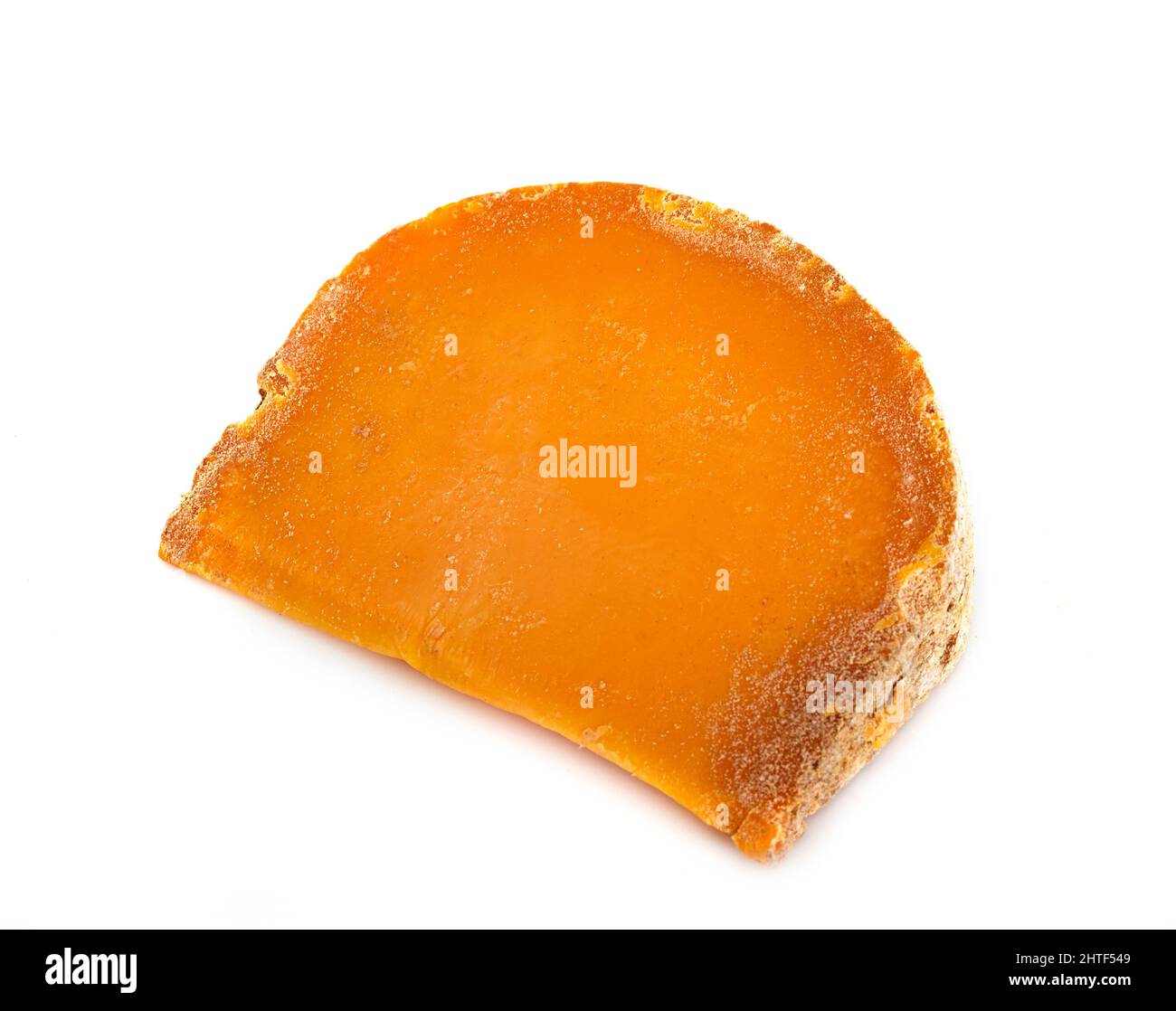 Extra alte Mimolette vor weißem Hintergrund Stockfoto
