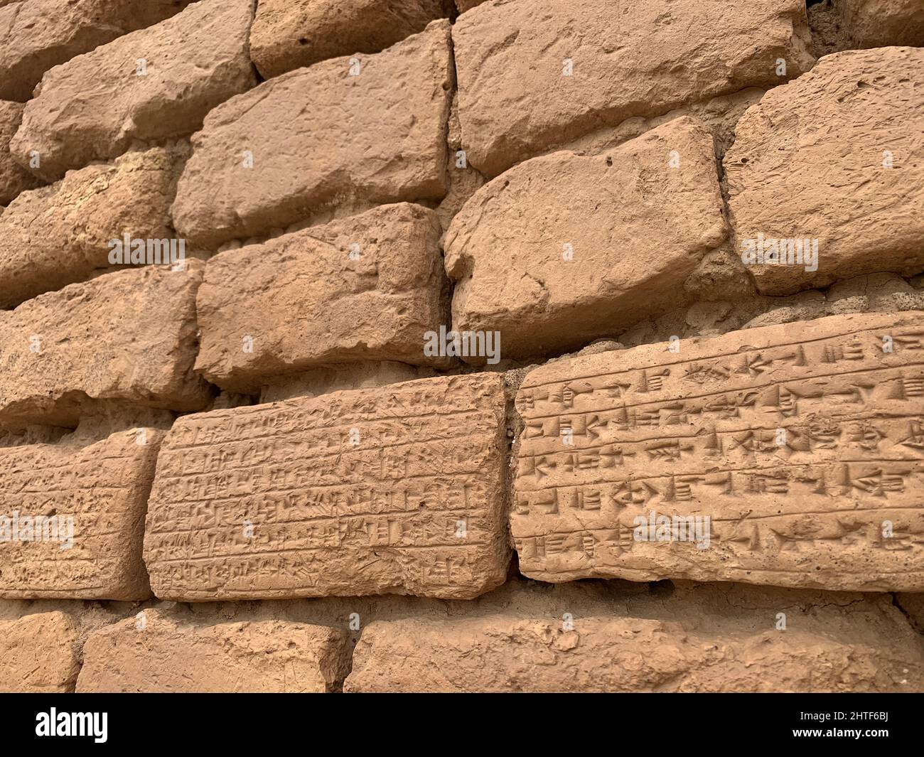 Alte Steinmauer mit Text und Schrift in Cuneiform in Mesopotamien, Chogha-zanbil, Iran Stockfoto