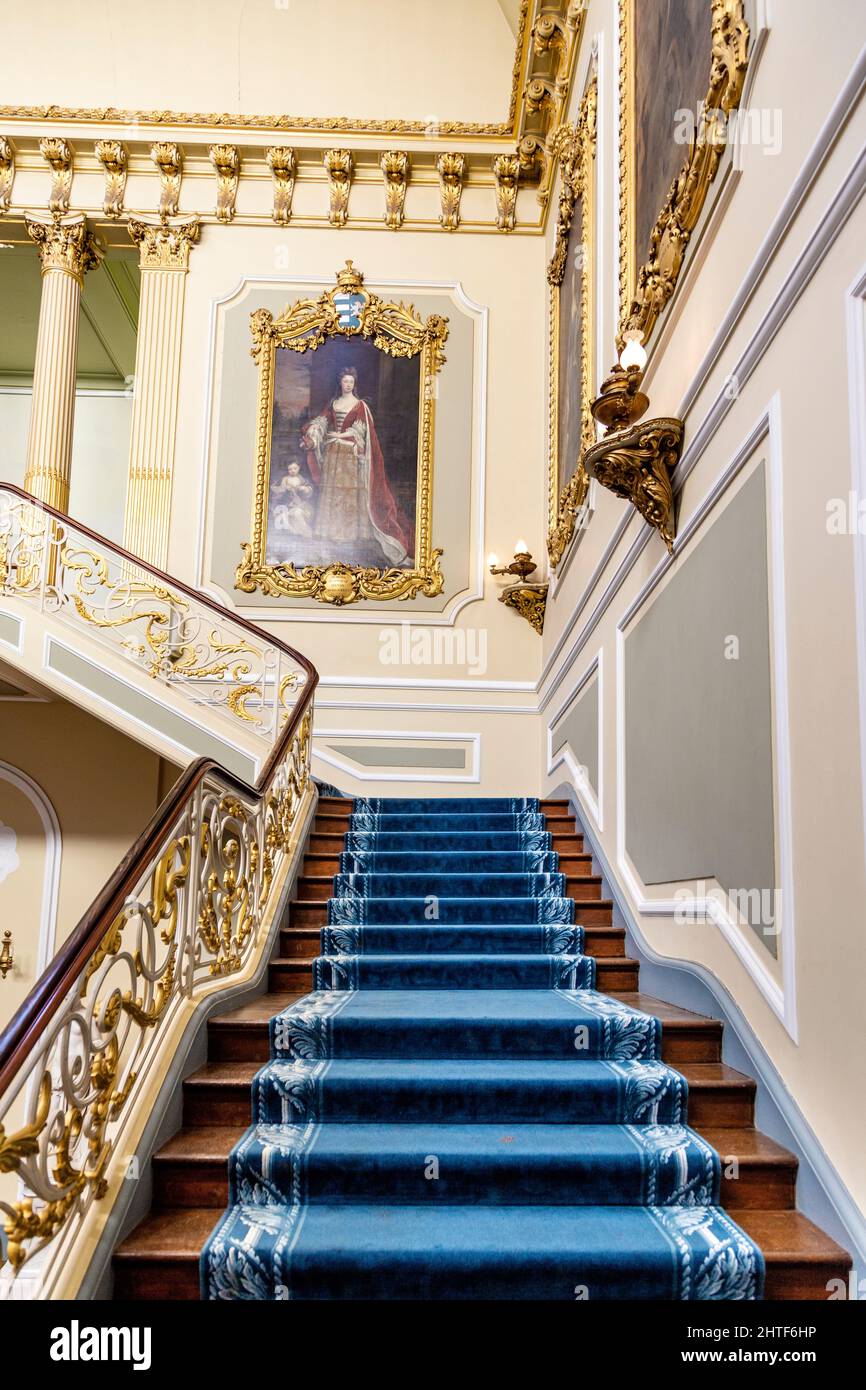 Revival Staircase Hall im französischen Stil im Wrest House, Wrest Park, Bedfordshire, Großbritannien Stockfoto