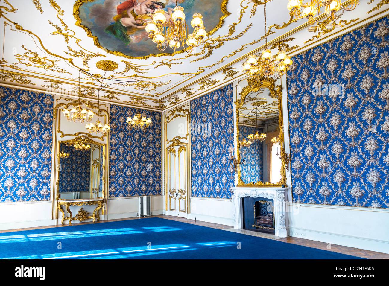 Französischer Rokoko-Revival-Salon in Blau und Gold im Wrest House, Wrest Park, Bedfordshire, Großbritannien Stockfoto