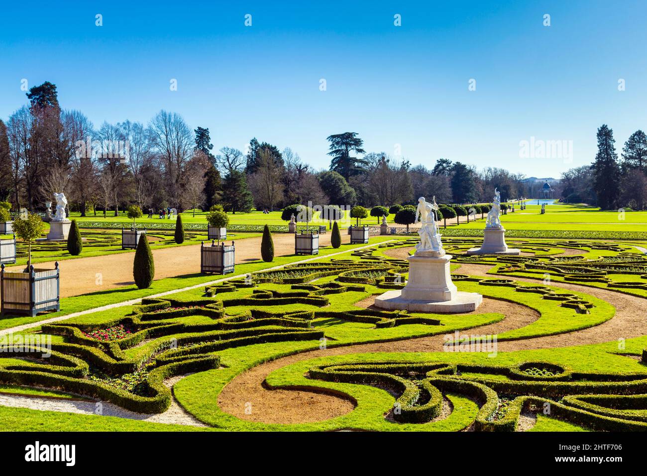 Topiary und Skulpturen im French Parterre Garden, Wrest Park, Bedfordshire, Großbritannien Stockfoto
