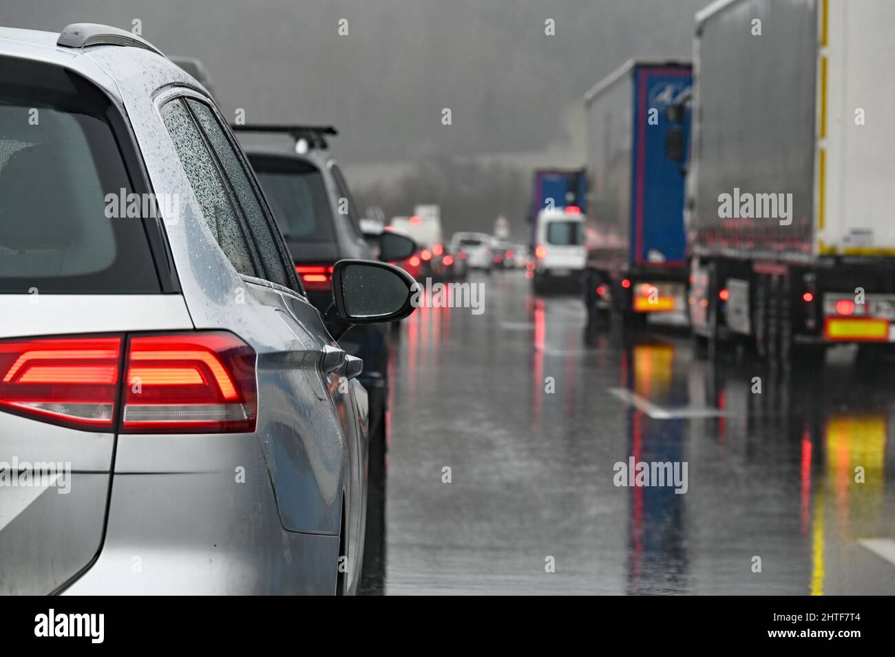 Stau auf der Autobahn im Regen Stockfoto