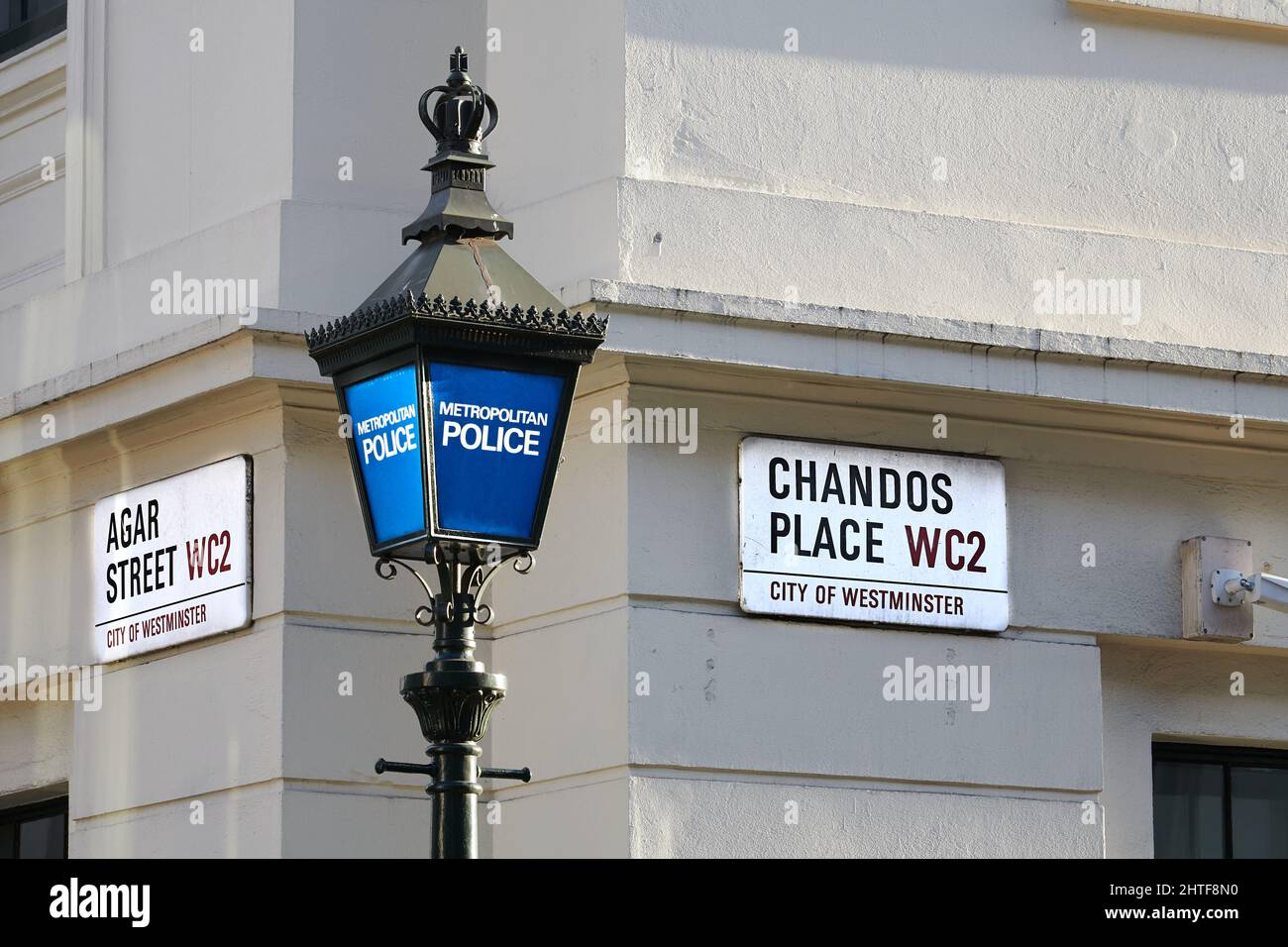 Altmodische blaue Lampe der Polizei vor der städtischen Polizeiwache Charing Cross, Chandos Place und Agar Street, WC2, City of Westminster, London. Stockfoto