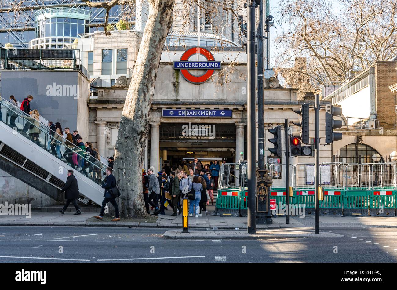 Außenansicht der U-Bahn-Station Embankment London von der gegenüberliegenden Straßenseite. Stockfoto