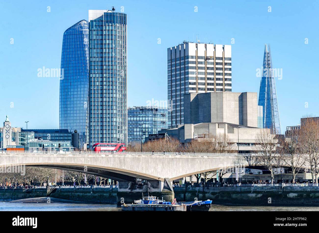 Blick auf die Flusslandschaft vom Victoria Embankment über die Themse zur Waterloo Bridge und den modernen Londoner Wolkenkratzern dahinter. Stockfoto