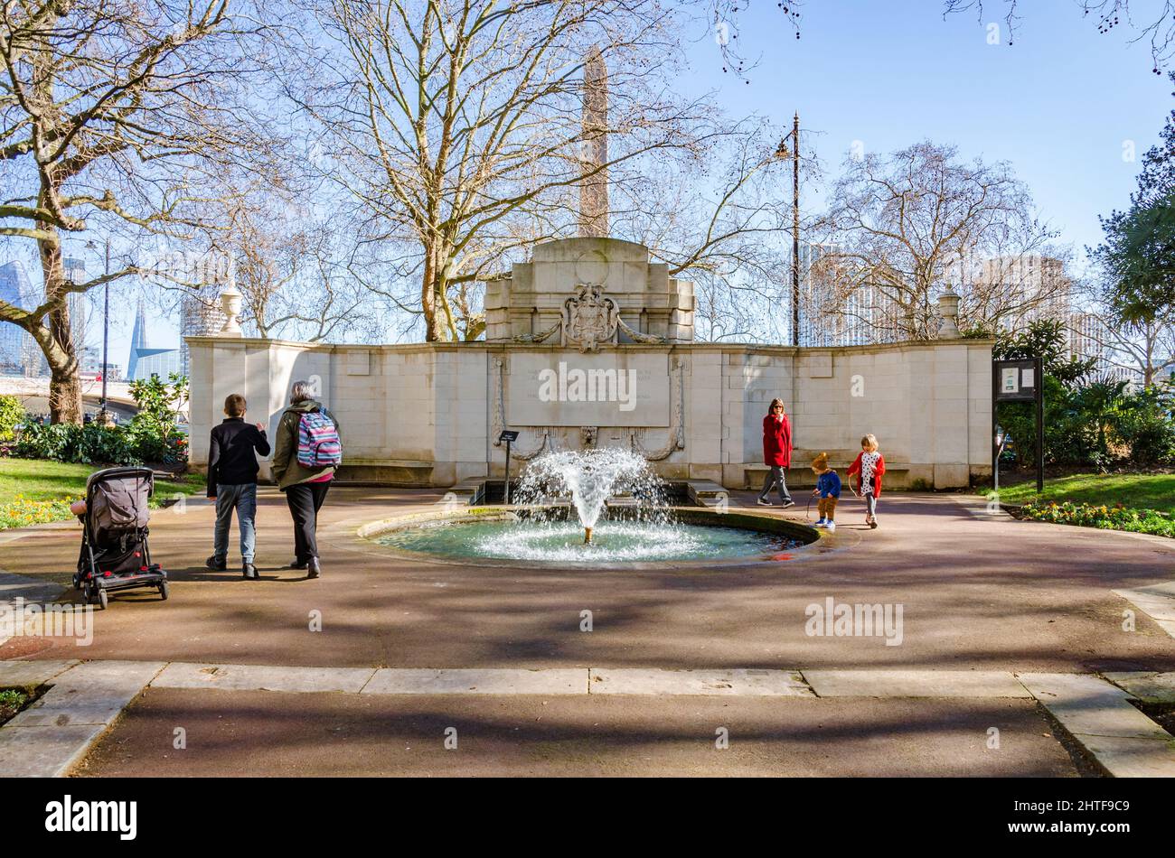Die Menschen erkunden den Brunnen in den London Memorial Gardens in London. Stockfoto