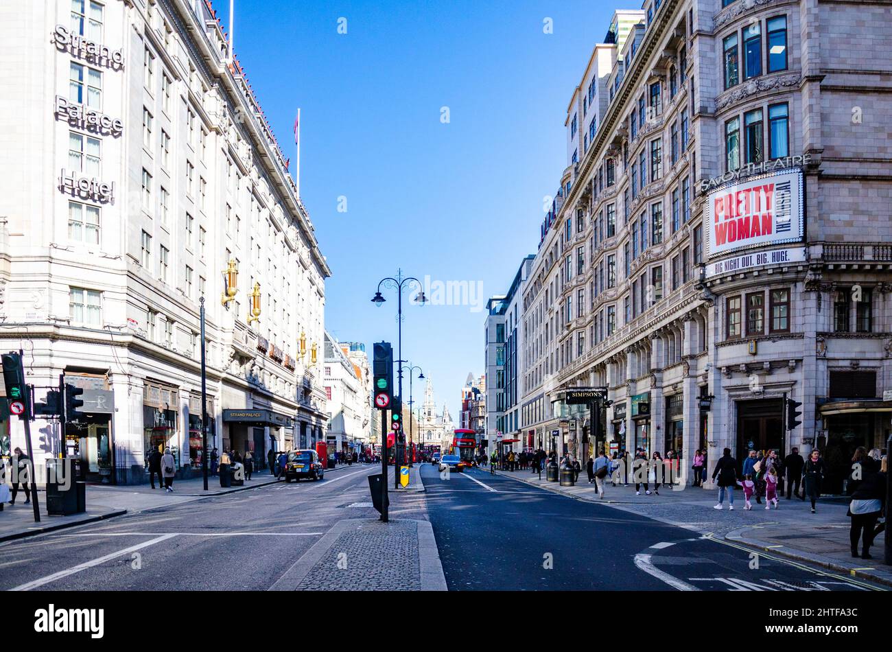 Ein Blick entlang des Strand in der City of Westminster, London, Großbritannien mit dem Savoy Theatre auf der rechten Seite, das das hübsche Frauenmusical zeigt. Stockfoto