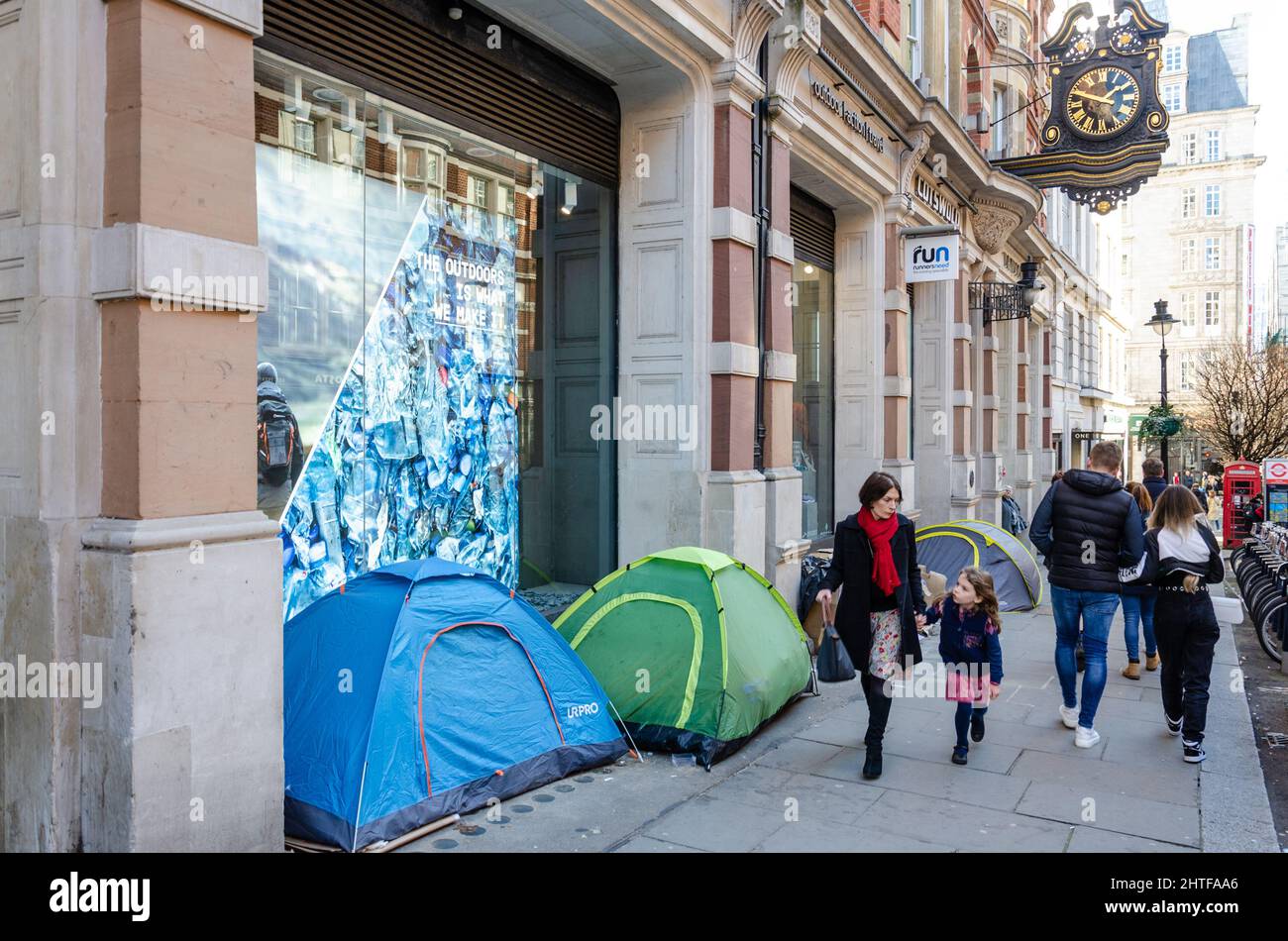 Zelte von Obdachlosen schlugen auf dem Bürgersteig in der Southampton Street in Convent Garden, London, Großbritannien, auf Stockfoto