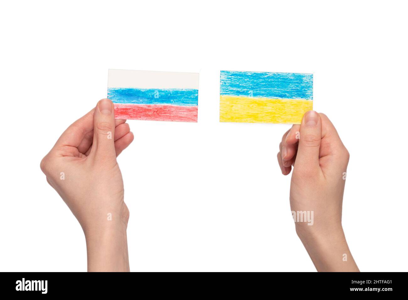 Krieg beenden. Ukraine-Flagge, Russland-Flagge in weiblichen Händen isoliert auf weißem Hintergrund. Stockfoto