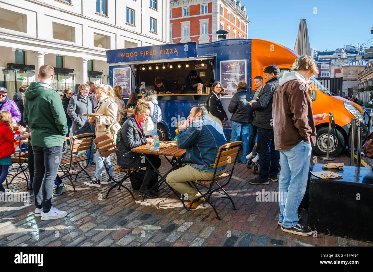 Ein Catering-Van, der Pizza aus dem Holzofen in Covent Garden, London, Großbritannien, verkauft Stockfoto