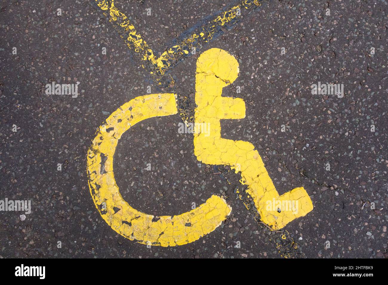 Nahaufnahme von Blue Badge Rollstuhl Symbol und behinderten Parkplatz Schilder in einem Parkplatz Stockfoto